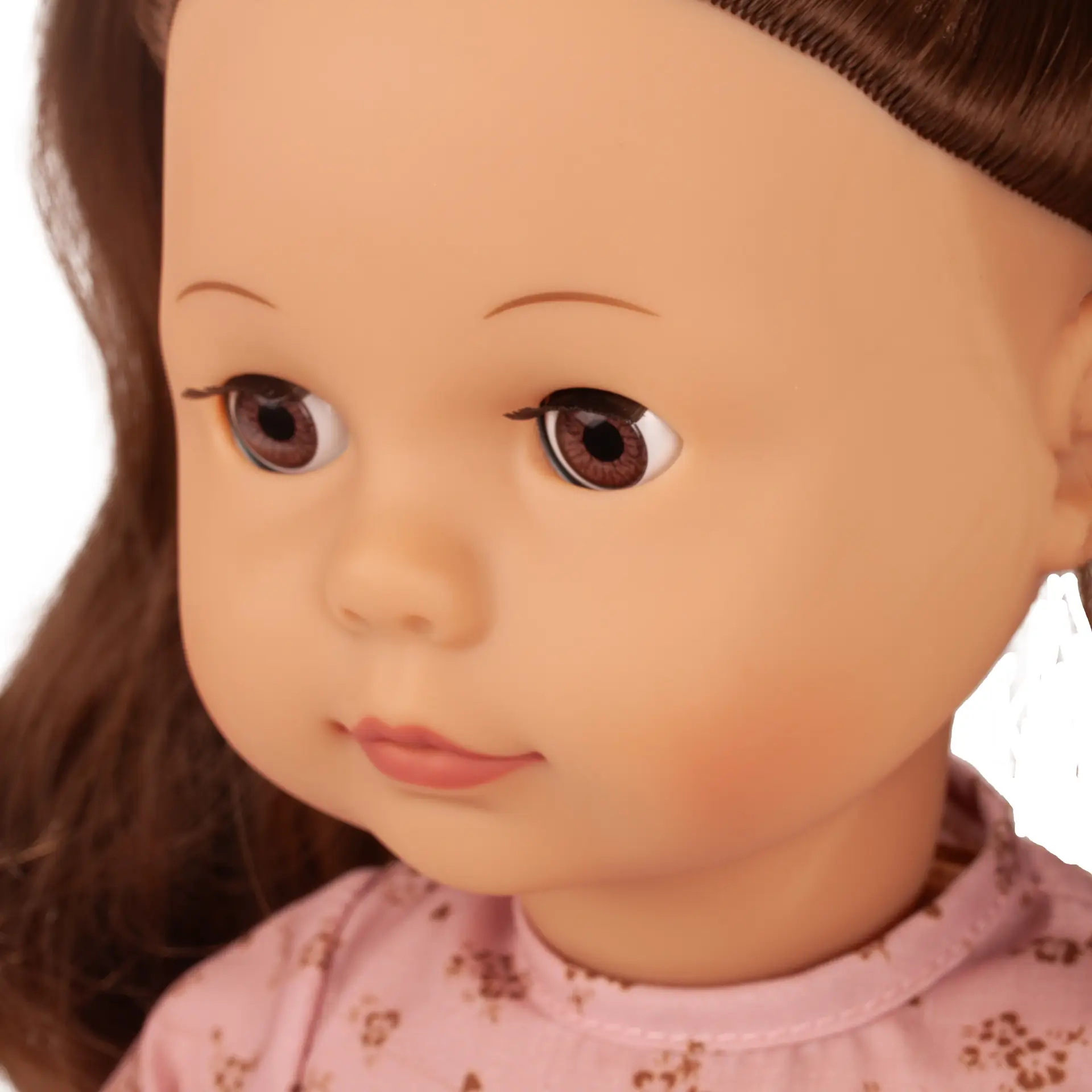 Portrait von Stehpuppe Gr. 46 cm mit braunen Schlafaugen und braunem, langen Haar. Von Goetz