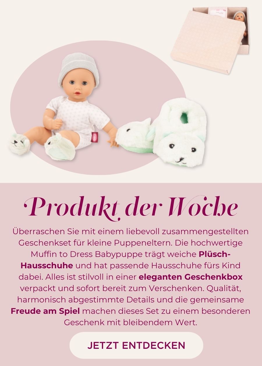 Babypuppe Gr. 30-33 cm mit Plueschhausschuhen und einer Muetze in einer edlen Geschenkbox. DAbei sind die gleichen Plüschhausschuhe fürs Kind von Goetz