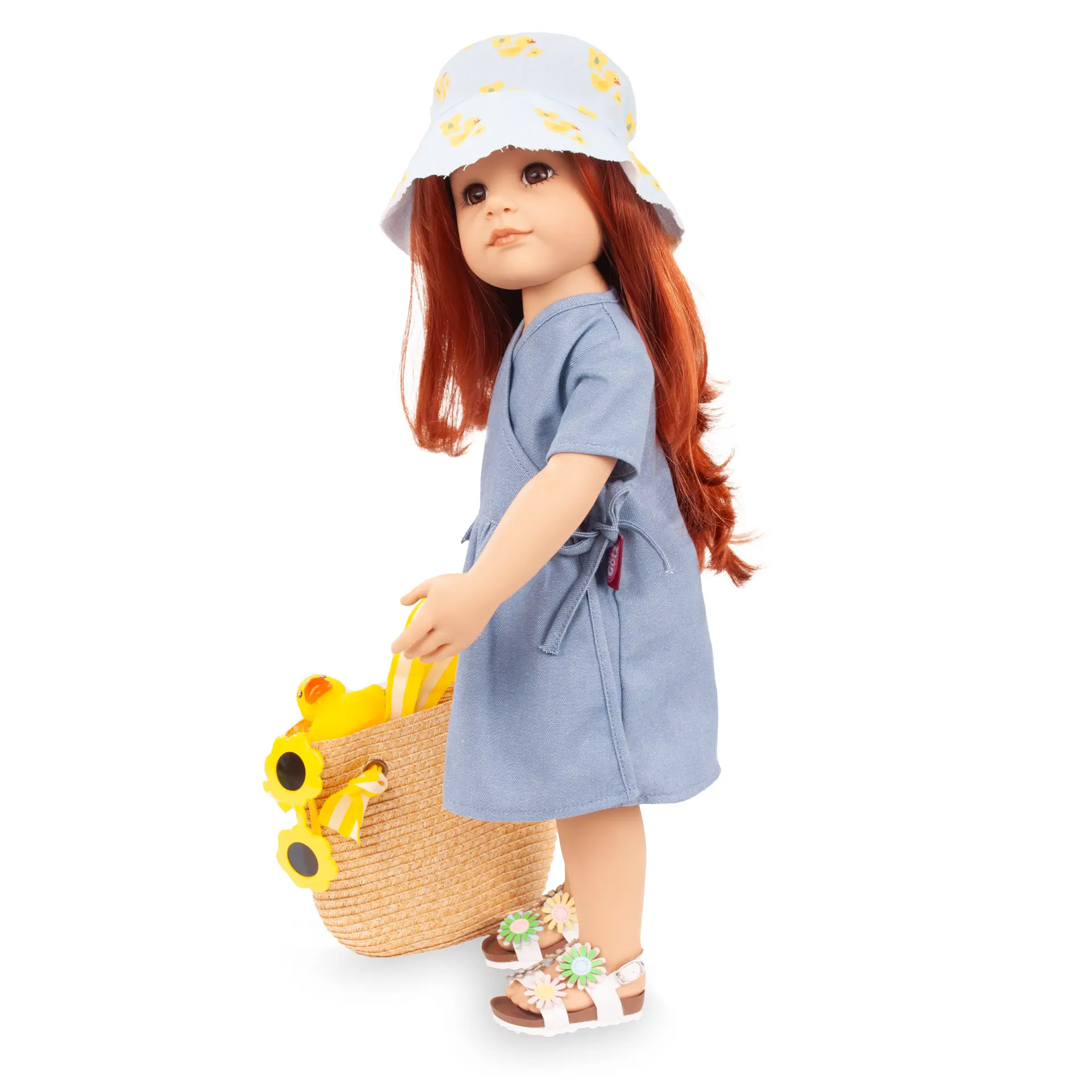 Stehpuppe Gr. 45 cm mit braunem langen Haar und braunen Augen in blauem Wickelkleid mit Basttasche, Blumensandalen, einer Cappy, Badeente und Sonnenbrille von Goetz