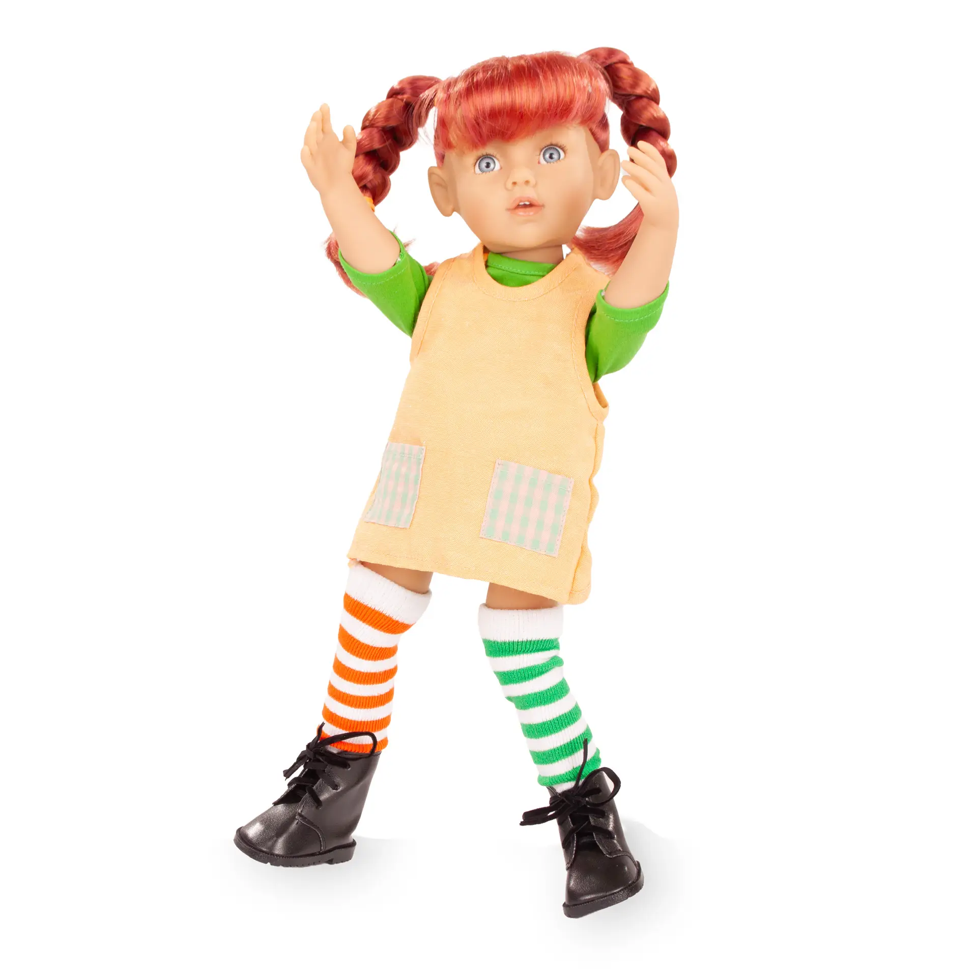 Stehpuppe Gr. 36 cm mit roten Haaren, die zu zwei Zoepfen geflochten sind. Sie hat blaue Augen, traegt ein kurzes Kleid in grün mit einer Schuerze darueber, unterschiedlich farbige Struempfe und schwarze Boots von Goetz