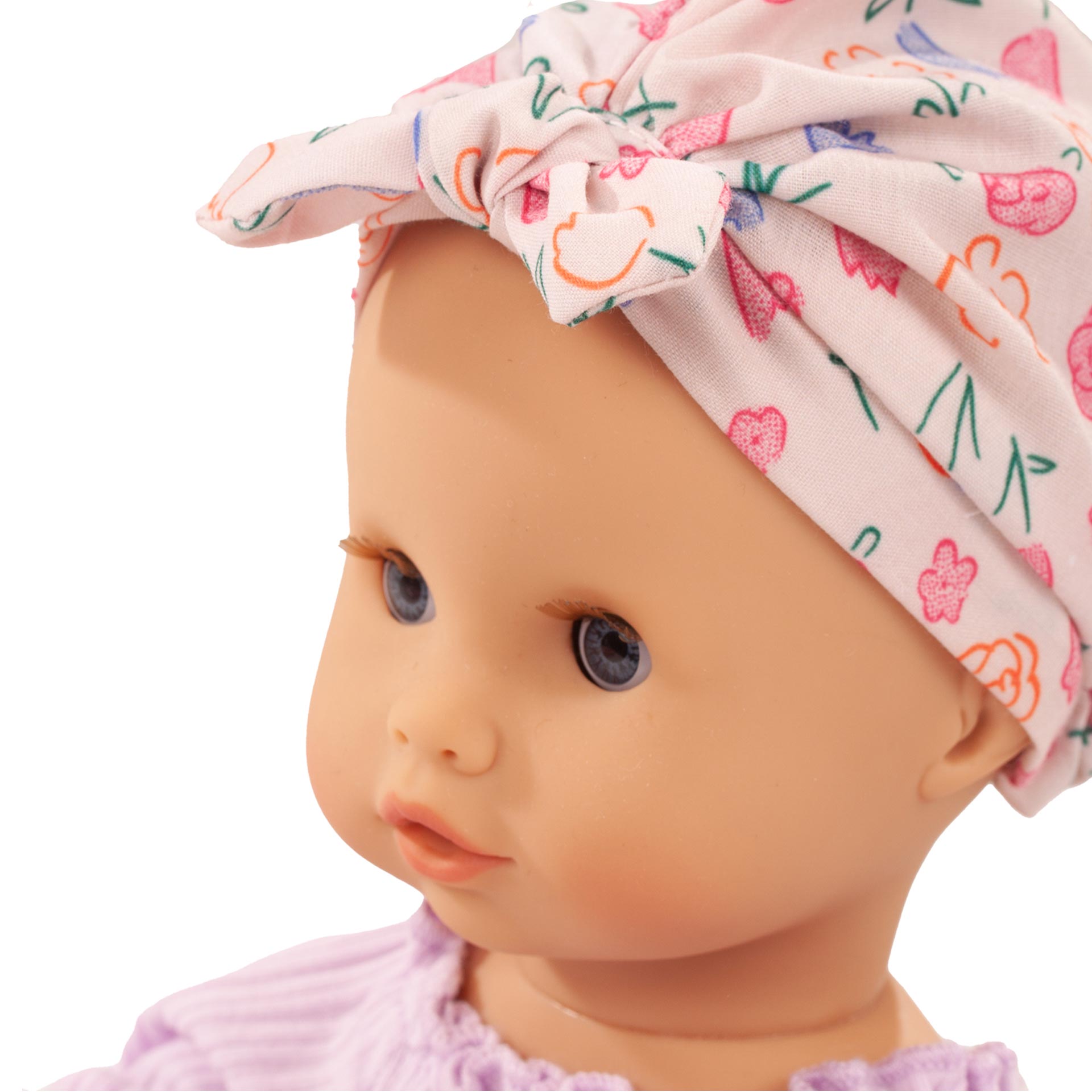 2353149-sleepy-aquini-bliblablume-badepuppe-goetz sleepy-aquini-bliblablume-badepuppe-goetz-portrait-kopftuch-schlafaugen-babypuppe-blauaeugig-hartkoerper