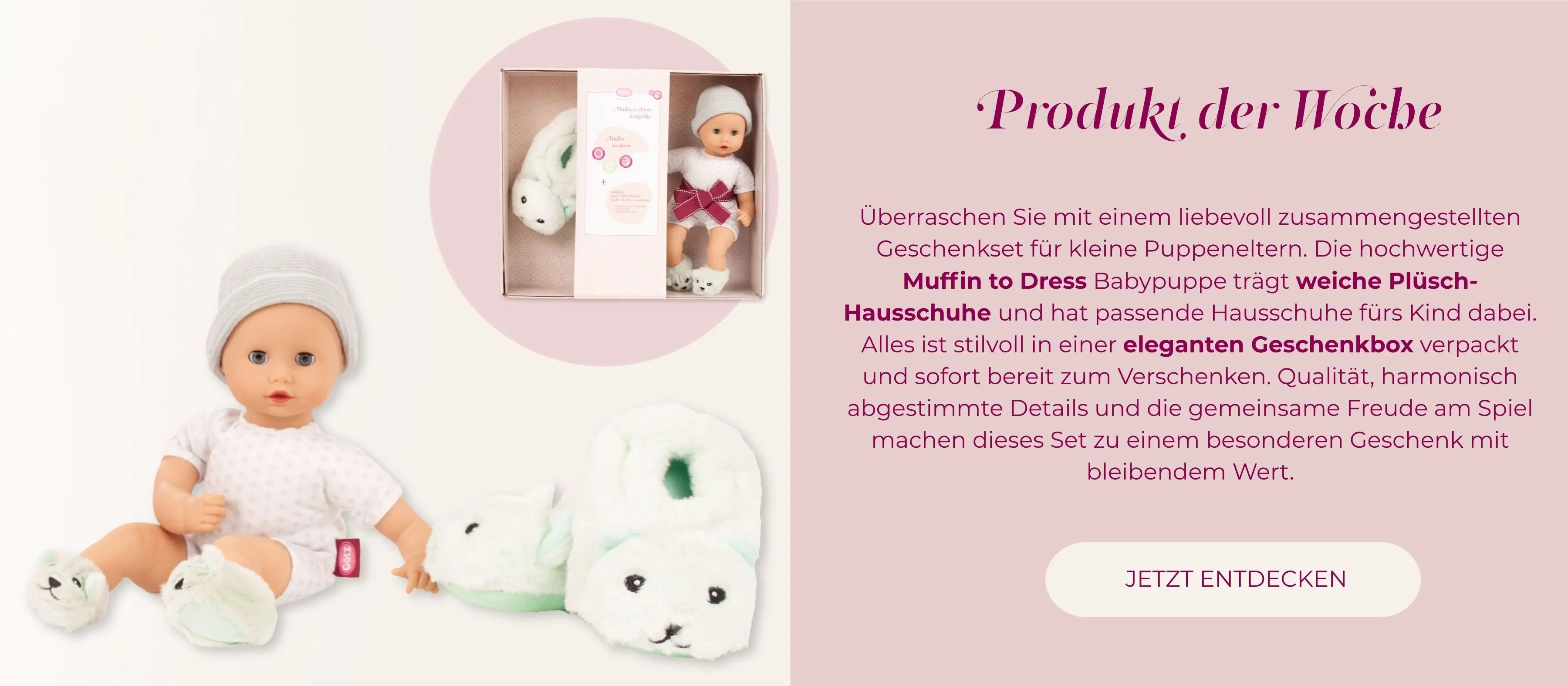 Babypuppe mit Schlafaugen, ohne Haare mit Muetze und Plueschhausschuhen, die gleichen sind auch fuers Kind anbei. Alles in einer edlen Geschenkbox verpackt von Goetz