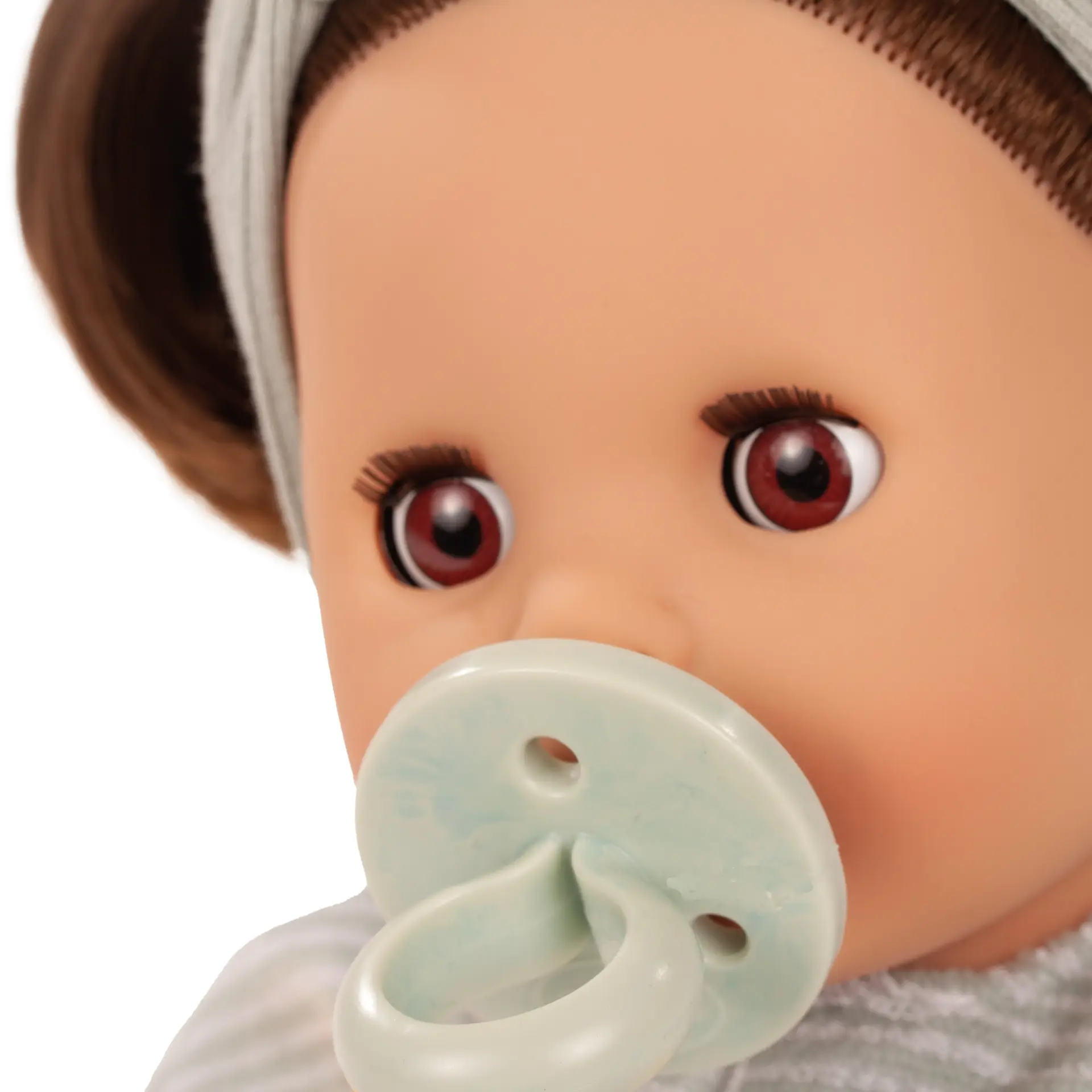 Portrait Badepuppe Gr. 33 cm mit braunen Schlafaugen und braunem Haar und Schnuller. Von Goetz