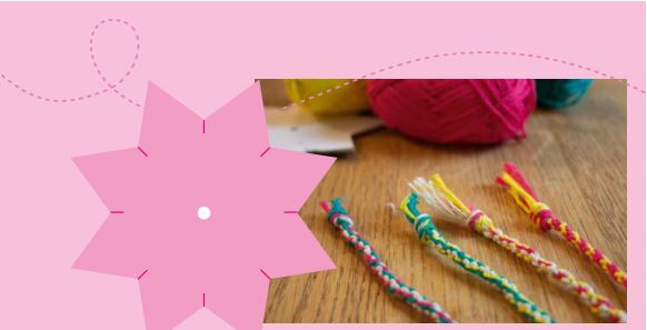 Geflochtene Freundschaftsbänder aus bunter Wolle auf Holztisch