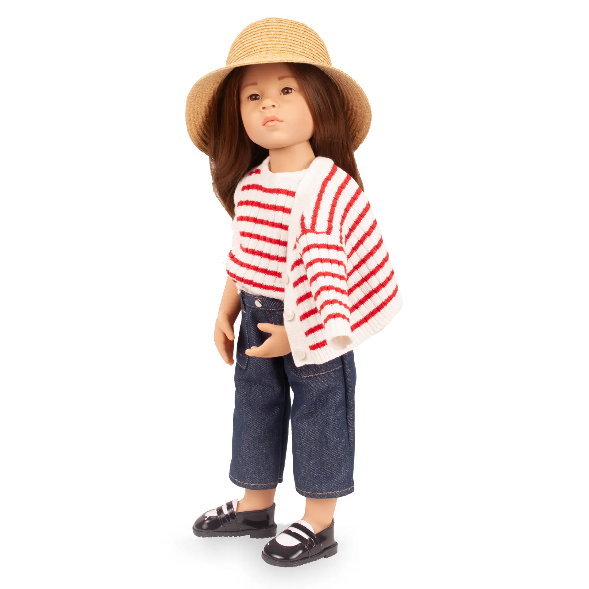 Multigelenkstehpuppe Gr. 50 cm mit braunem langen Haar und braunen Augen. Sie traegt ein Strickoberteil mit Strickjacke darueber, dazu eine Jeans mit schwarz-weissen Spangenschuhen und einen Strohhut von Goetz