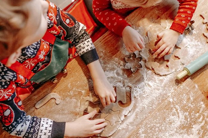 besinnliche-vorweihnachtszeit-mit-der-familie-goetz-puppen-plaetzchen-backen kinder-stechen-plaetzchenteig-aus-nudelholz
