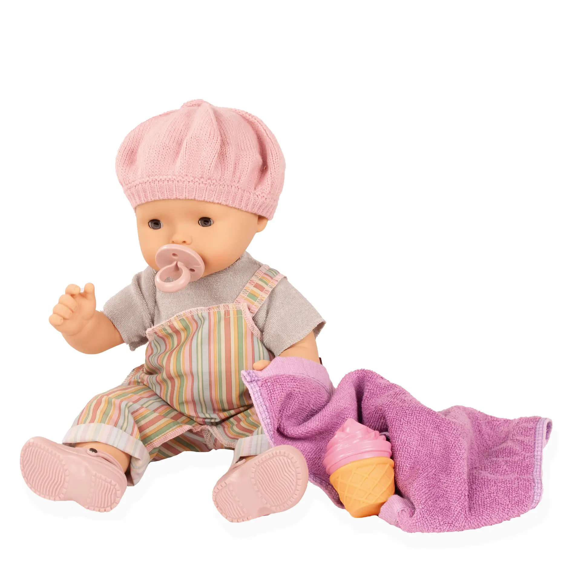 maxy-aquini-beach-vibes-badebaby-goetz-portrait-schlafaugen-muetze-blaue-augen-latzhose-shirt-badetuch-wasserspielzeug-sandalen-babypuppe