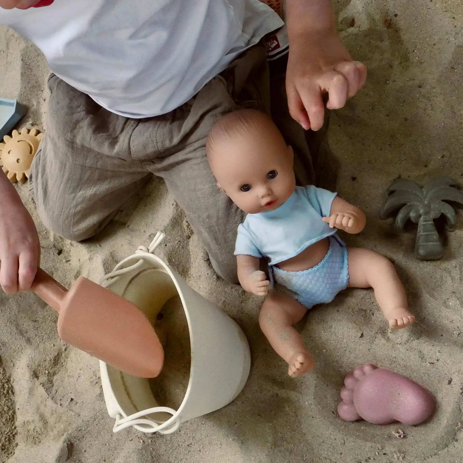 2154117  Sleepy Aquini To Dress Boy Badepuppe Goetz Kind spielt im Sand mit 33 cm grosser Badepuppe mit blauem Unterhemd Stoffwindel und Sandspielzeug