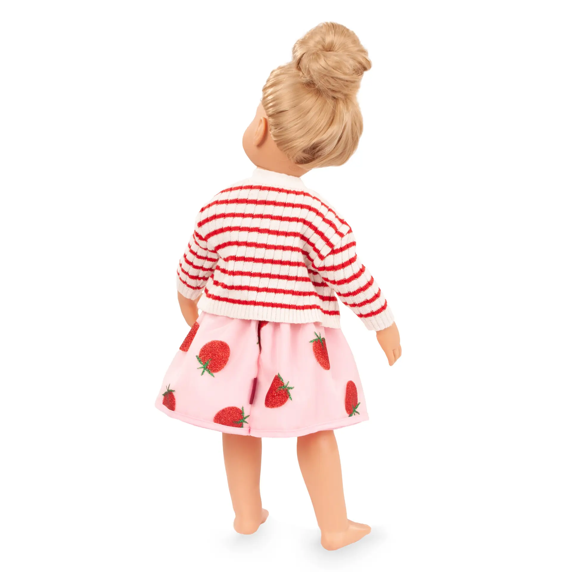 Sommerset Gr. 45-50 cm bestehend aus einem rosafarbenem Kleid mit Glitzer-Erdbeeren Aufdruck und einer rot-weissen Strickjacke, geringelt, angezogen mit Rueckansicht. Von Goetz