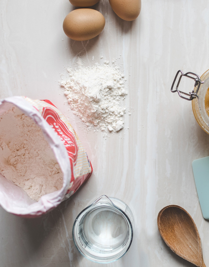 Backutensilien und Backzutaten Mehl Wasser Eier