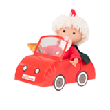 Sandmann mit rotem Auto aus Pappe