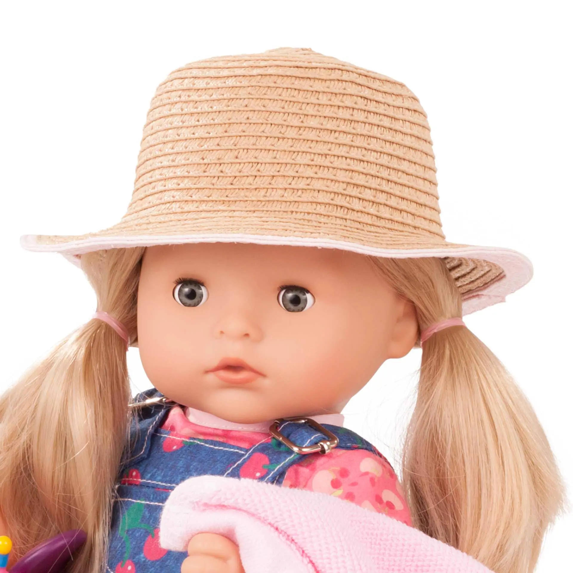 2018244 Maxy-Aquini Cherry Kiss Badepuppe von Goetz maxy-aquini-cherry-kiss-badepuppe-goetz-portrait-blond-strohhut-badetuch-babypuppe