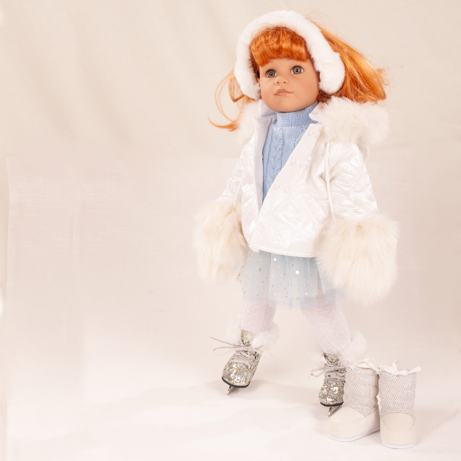 shop-the-look-stehpuppe-schlittschuhe-winterboots-winterjacke-ohrenwaermer-strickpullover-tuellrock-plueschhandschuhe