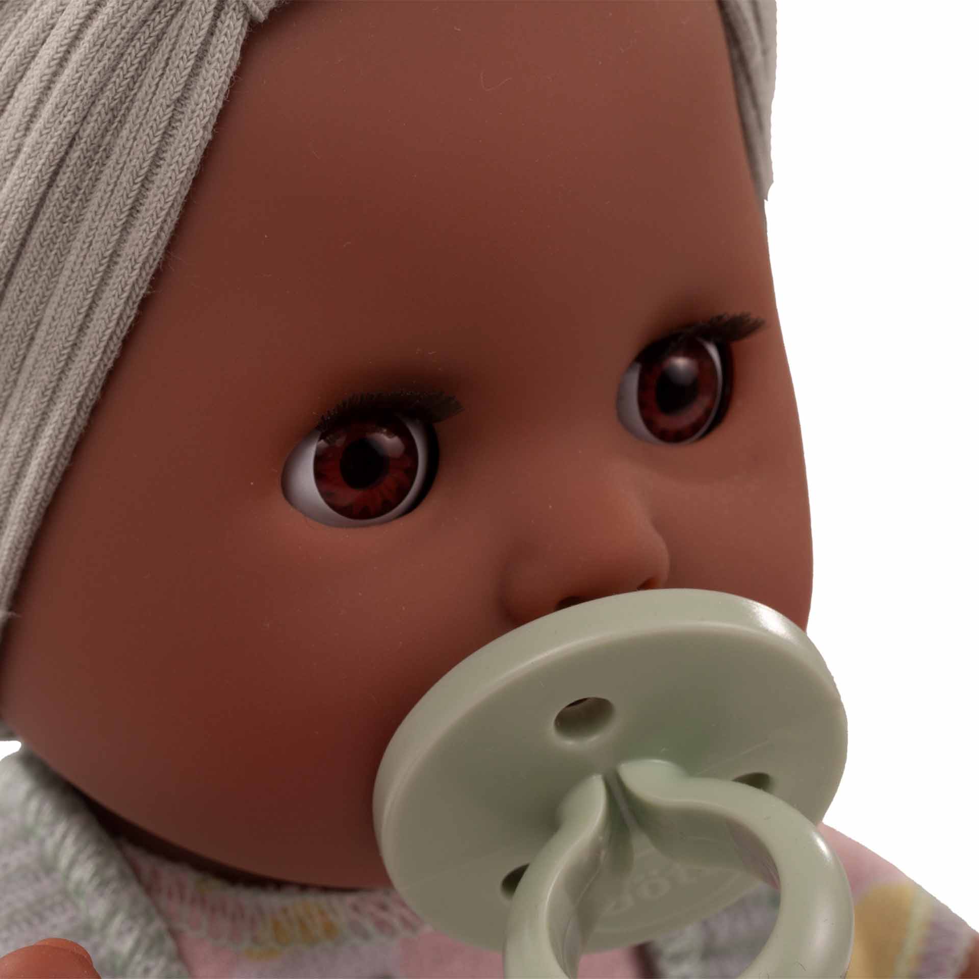 sleepy-aquini-popsicle-badepuppe-schnuller-schlafaugen-braune-augen-weichkoerper-goetz-portrait