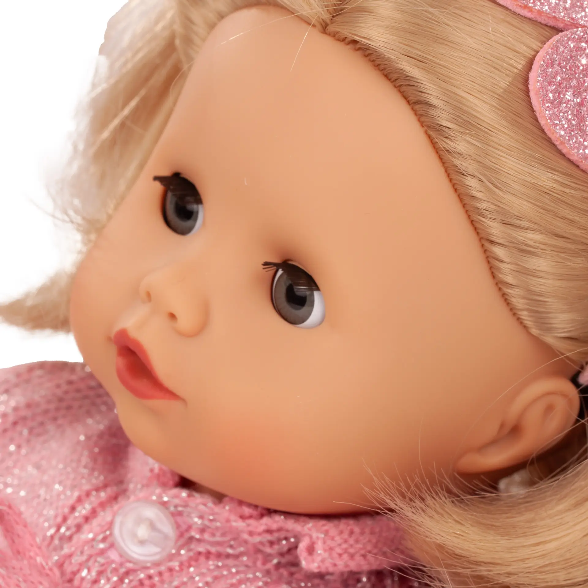 Portrait von Babypuppe Gr. 30-33 cm mit blonden Haaren und blauen Schlafaugen von Goetz