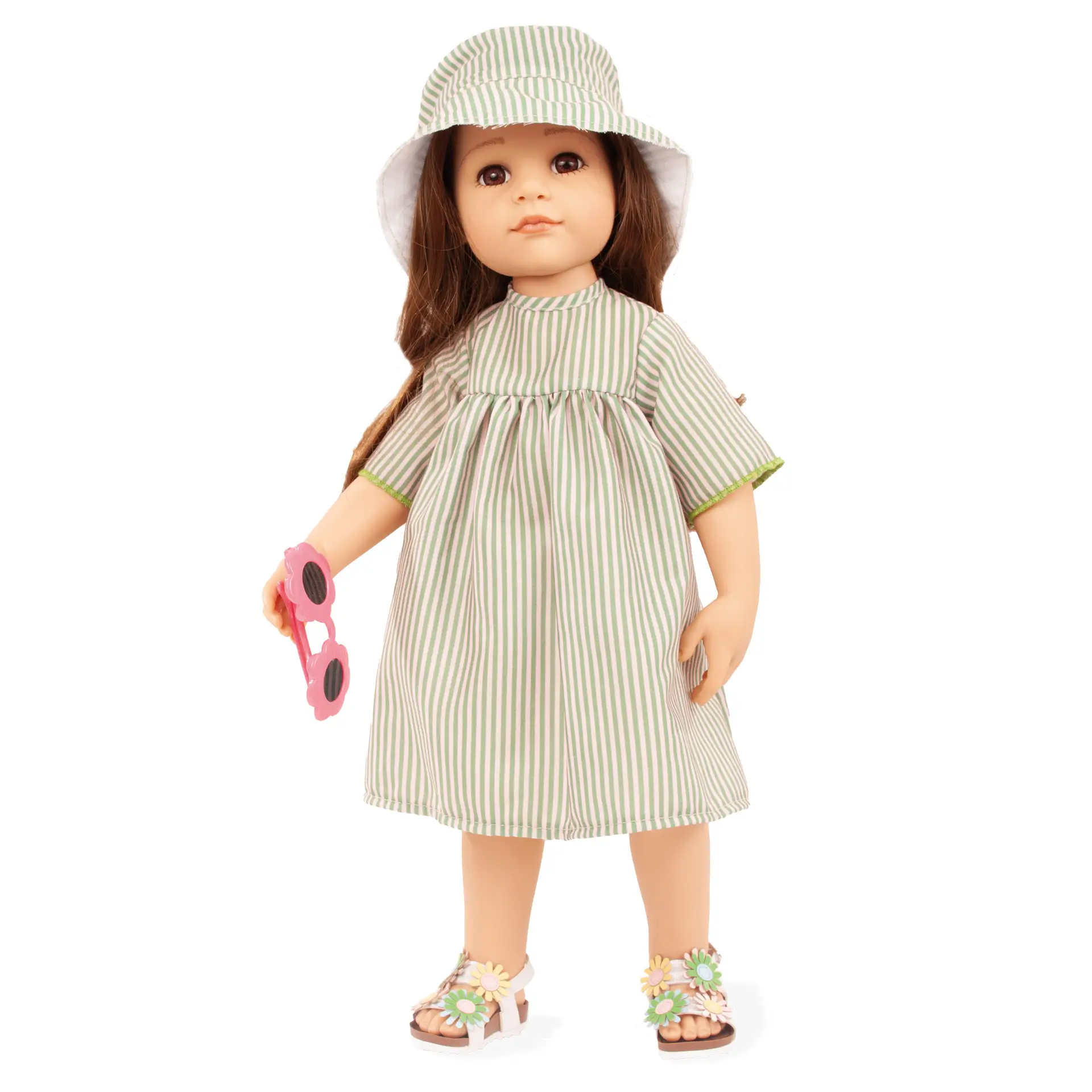 2559013 Hannah Summertime Stehpuppe von Goetz Stehpuppe Gr. 50 cm mit braunem Haar und braunen Augen. Sie trägt ein gruen-gestreiftes Sommerkleid mit Hut und Sonnenbrille, dazu schicke Sandalen mit Blumen von Goetz