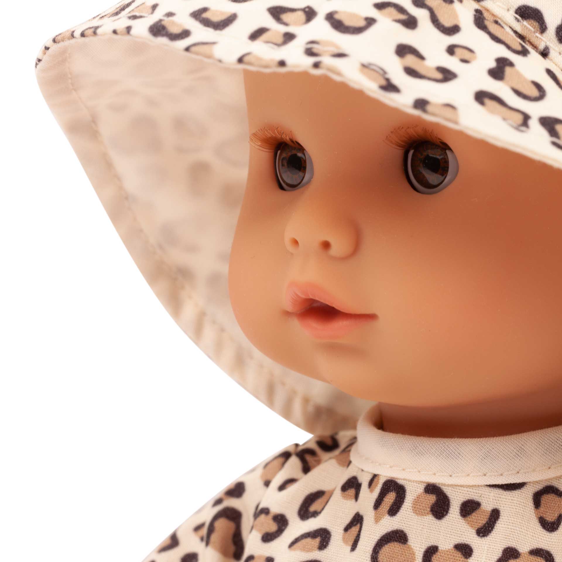 2453153-sleepy-aquini-cats-babypuppe-goetz-portrait sleepy-aquini-cats-babypuppe-goetz-hut-leolook-leoprint-schlafaugen-gesicht