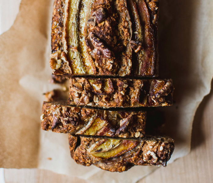 geschnittenes bananenbrot auf backpapier