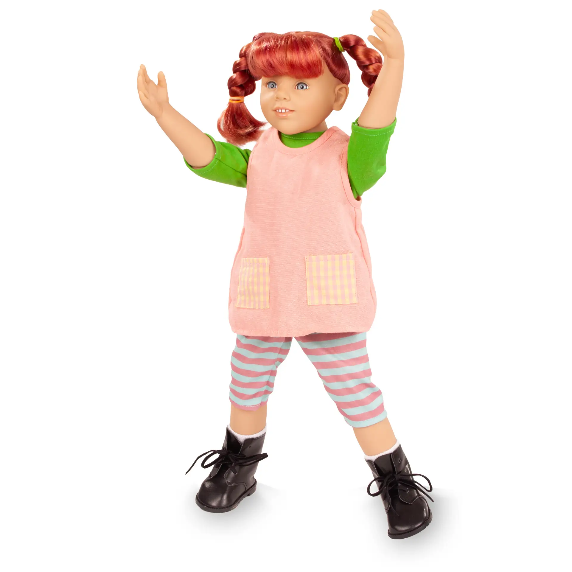 Stehpuppe Gr. 45-50 cm mit roten Haaren, die zu zwei Zoepfen geflochten sind und sie hat blaue Augen. Sie traegt ein gruenes Shirt mit einer orangefarbenen Schuerze, darunter eine geringelte Leggings, dazu weisse Struempfe und schwarze Boots von Goetz