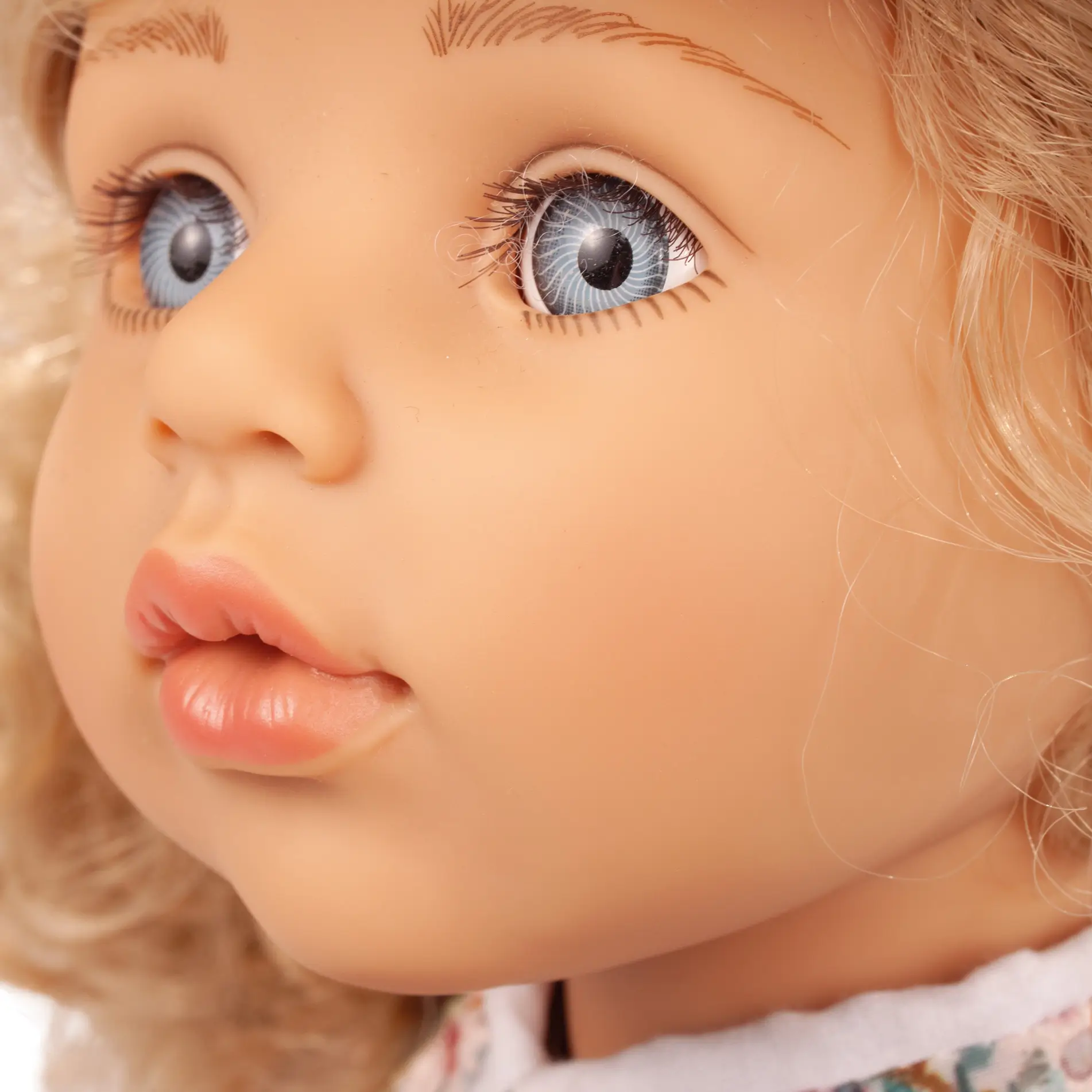 happy-kidz-greta-multigelenkstehpuppe-goetz-blaue-augen-locken-blond-langhaarig