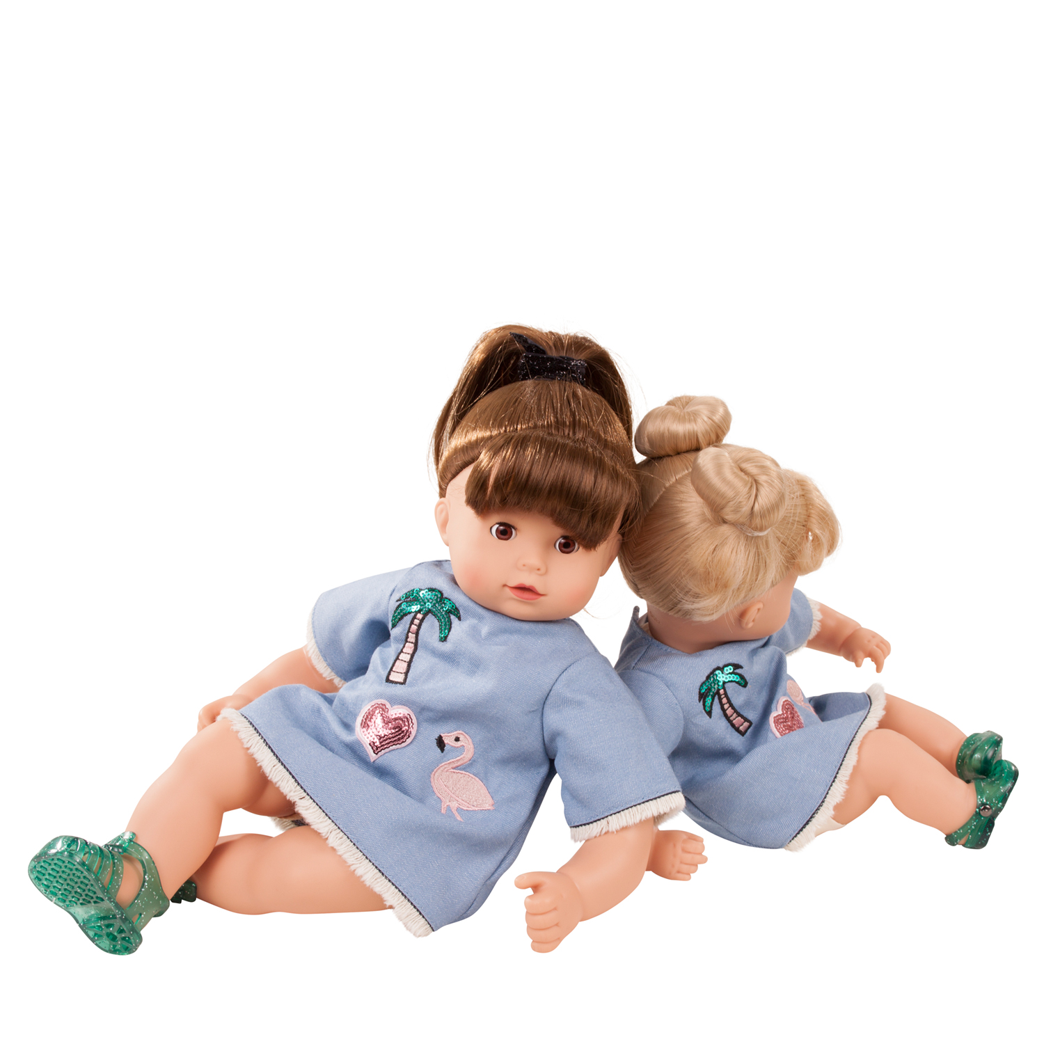 42 cm und 33 cm grosse Babypuppen mit braunen und blonden Haaren tragen Jeanskleider mit Applikationen, Pailletten und Gummisandalen