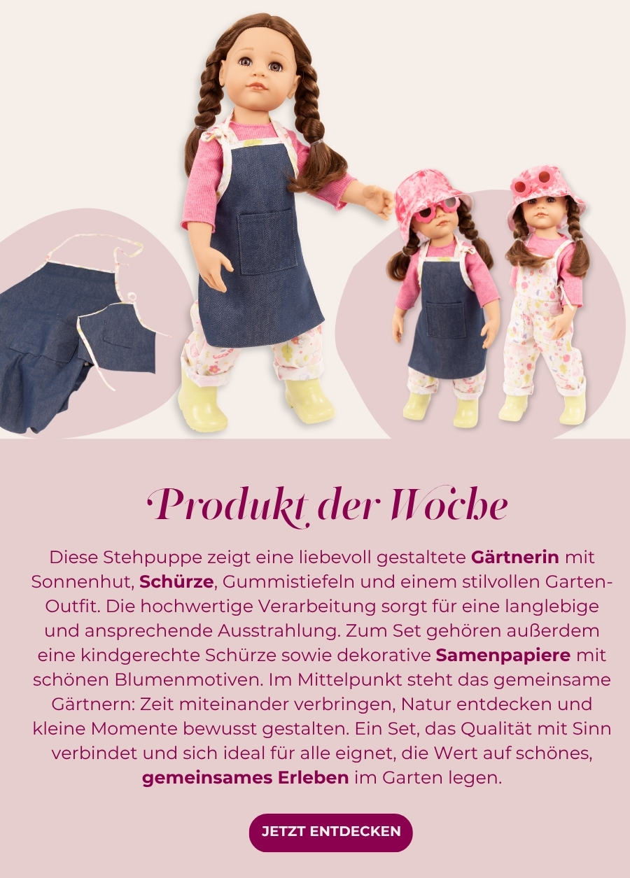 Stehpuppe Gr. 45-50 cm mit braunen Augen und braunem Haar. Bekleidet einer geblumten Latzhose mit hellgruenen Gummistiefeln und einer Denim-Schuerze dazu. Die Schuerze ist auch fuers Kind anbei. Von Goetz