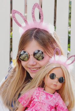 Kind und Götz Stehpuppe  mit Hasen Haarreifen und Sonnenbrille
