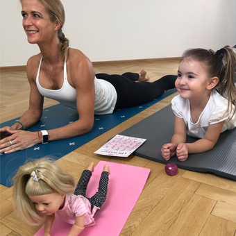 Yoga mit Kind und Stehpuppe