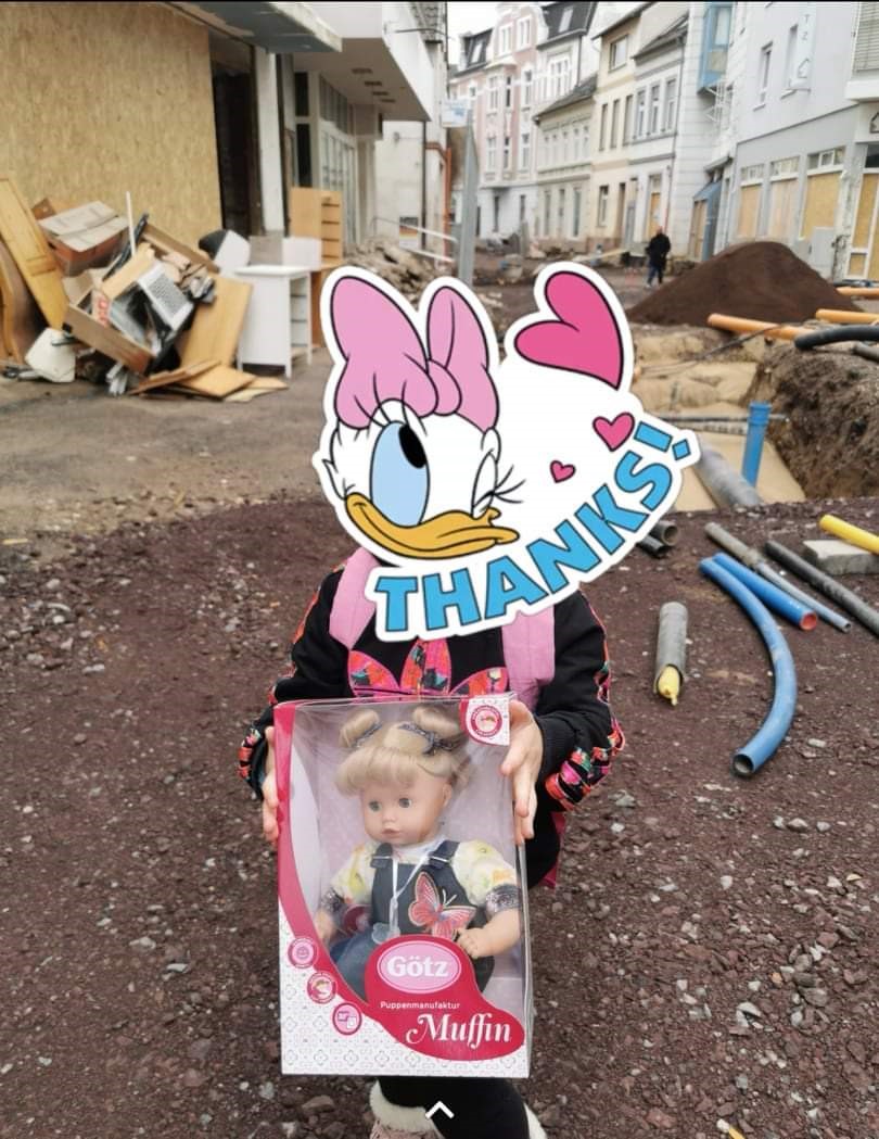 ein-laecheln-schenken-goetz-babypuppe-kind-ahrweiler-ueberschwemmung