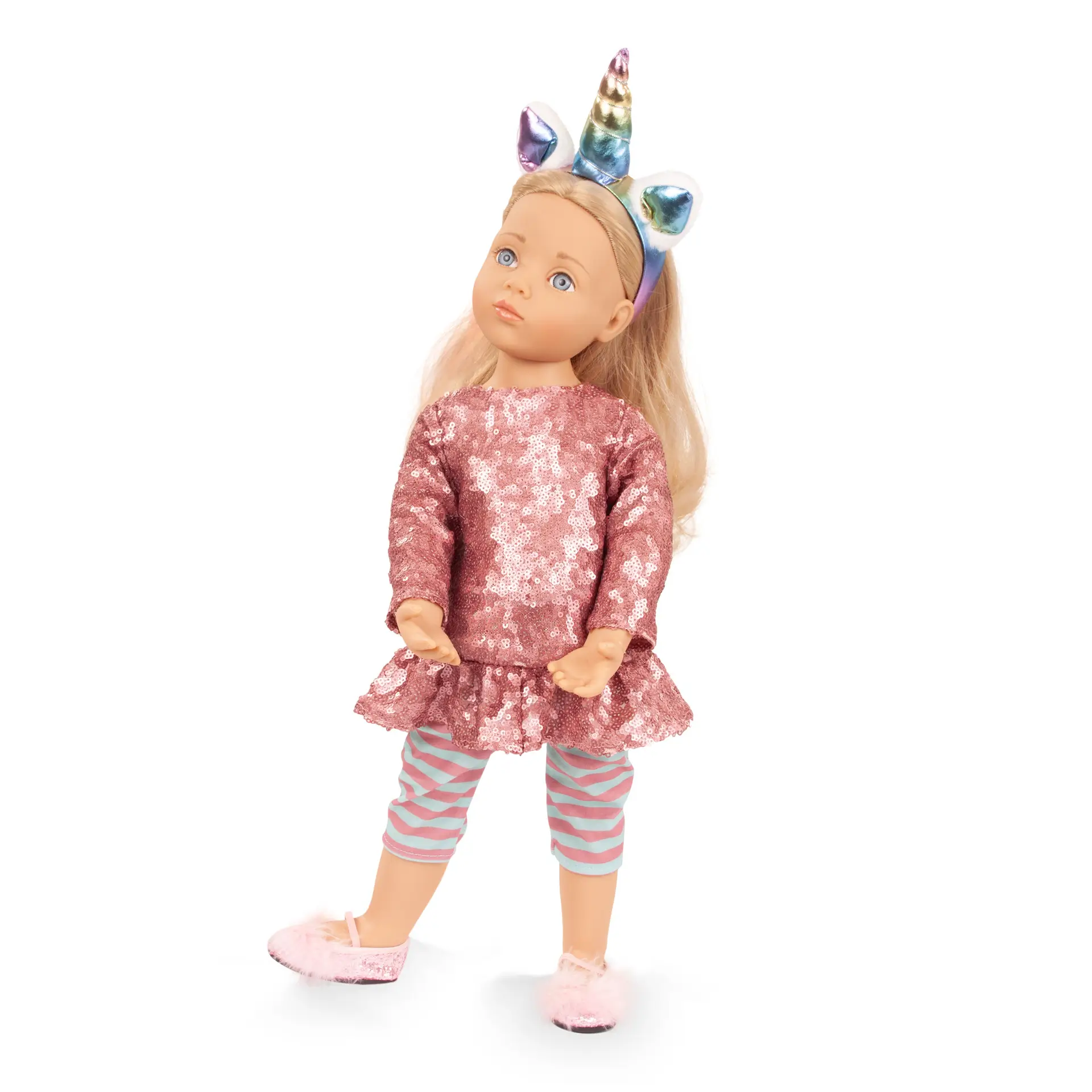 Stehpuppe Gr. 50 cm mit blondem Haar und blauen Augen. Sie traegt ein Einhorn-Outfit mit Pailletten, Einhorn-Haarreif und Ballerinas von Goetz