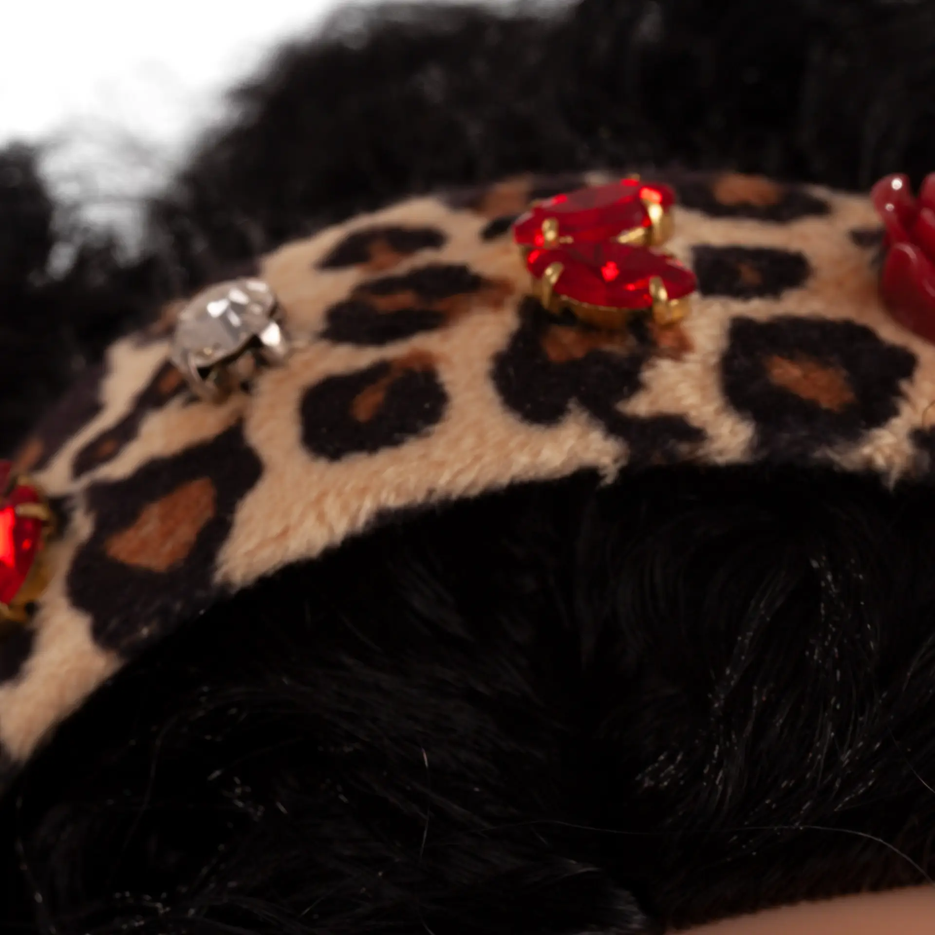 Multigelenkstehpuppe Gr. 45-50 cm als Weihnachtsedition. Detailansicht vom Haarreif im Leo-Look mit Steinchen von Goetz