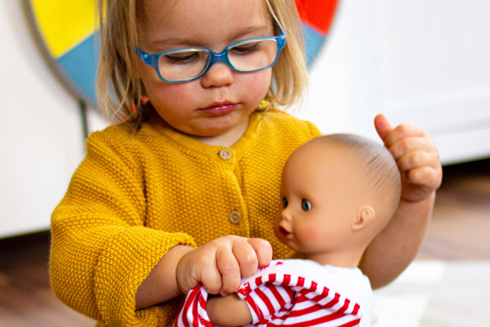 Kind ziehe Goetz Babypuppe Muffin an