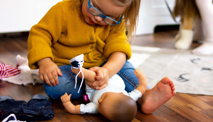 Puppenmama spielt mit Götz Babypuppe Muffin