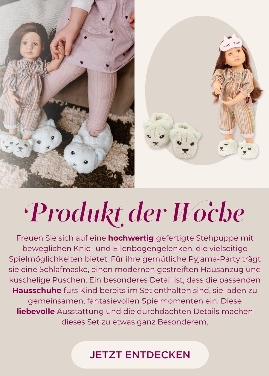 Geschenkbox mit Multigelenkstehpuppe mit braunen Haaren und steingrauen Augen. Sie trägt einen gestreiften Anzug mit Plüschpuschen, die gleichen sind auch fürs Kind dabei. Goetz