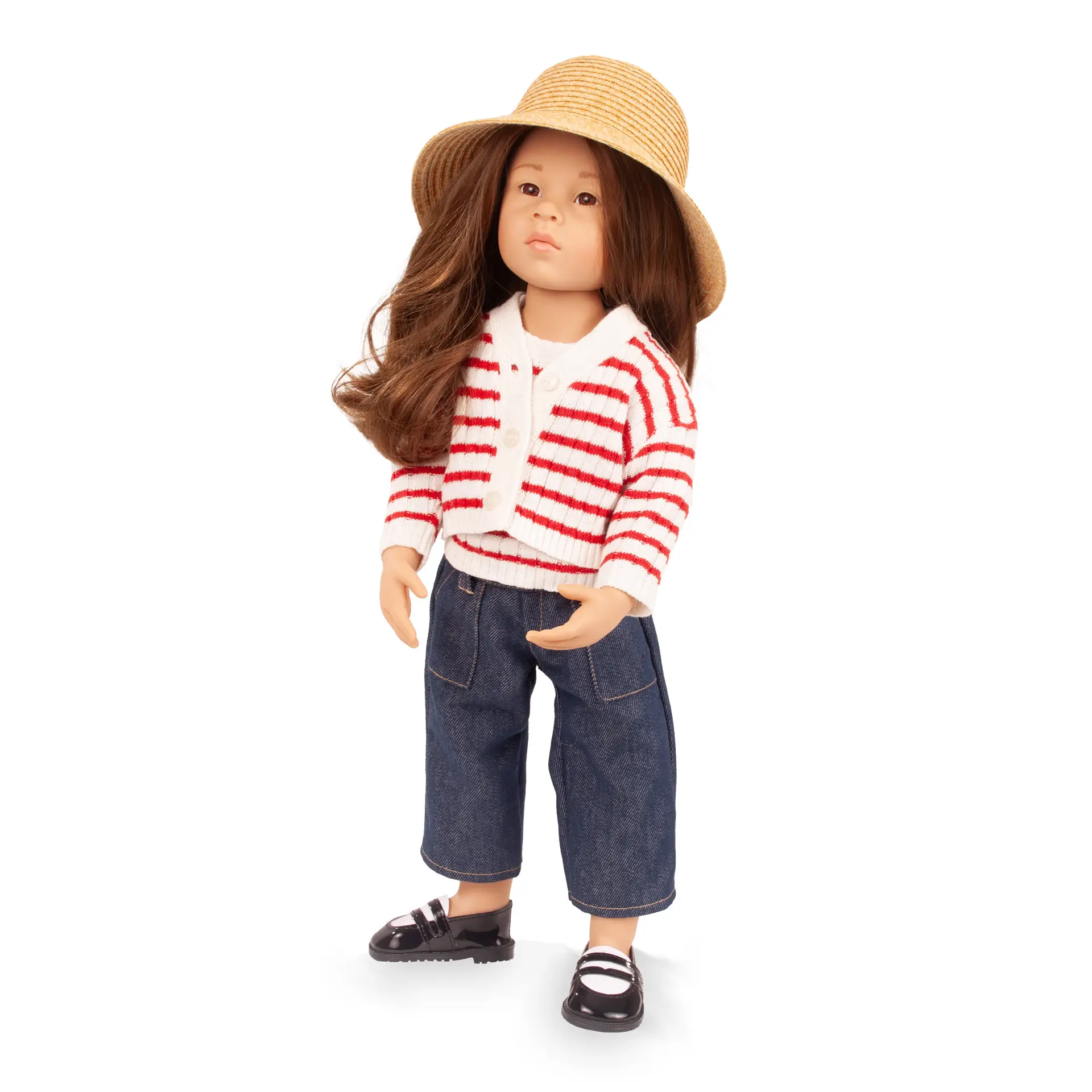 Multigelenkstehpuppe Gr. 50 cm mit braunem langen Haar und braunen Augen. Sie traegt ein Strickoberteil mit Strickjacke darueber, dazu eine Jeans mit schwarz-weissen Spangenschuhen und einen Strohhut von Goetz