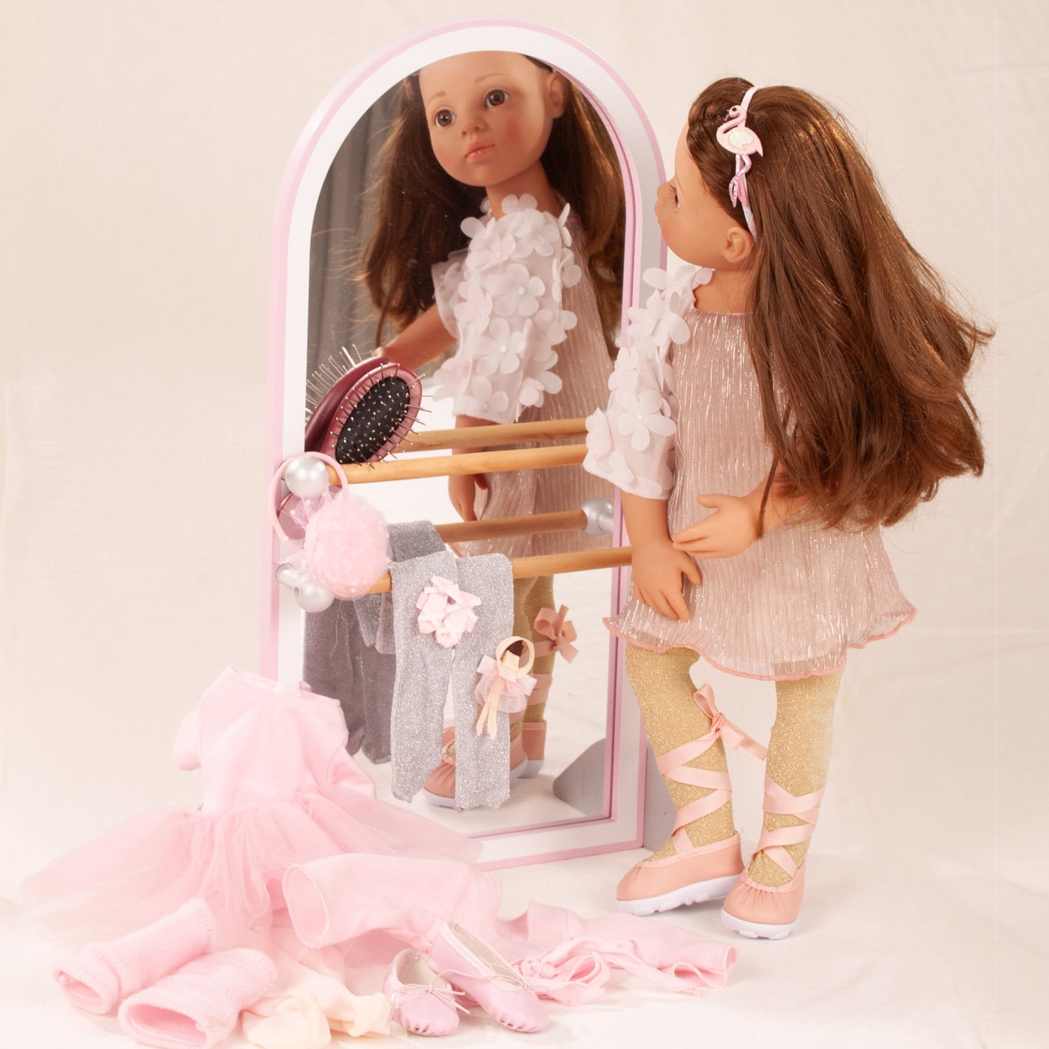 Set bestehend aus 50 cm grosser Stehpuppe mit braunen Haaren im plissiertem Kleid und Ballerinas, Ballettstange und Ballettoutfit