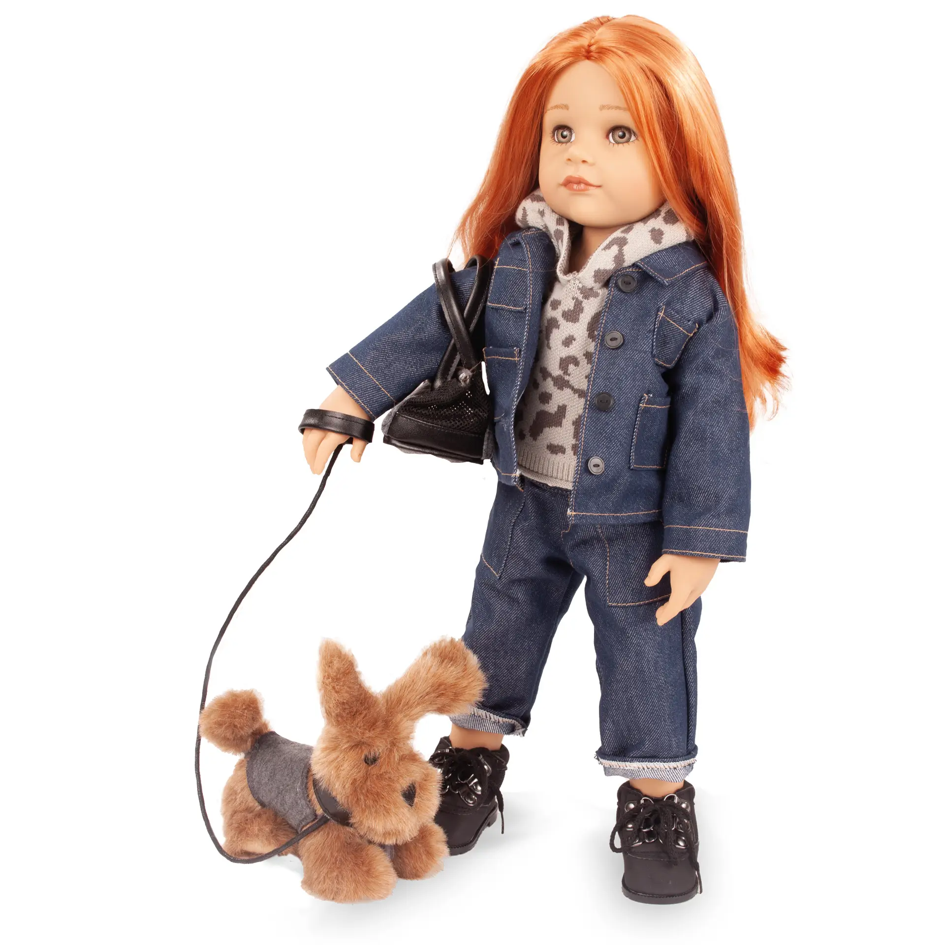 Stehpuppe Gr. 50 cm mit roten langen Haaren und gruenen Augen. Sie traegt einen Strick-Hoodie in Leo-Design mit Jeanshose, Jeansjacke und schwarzen Booties. Dazu ein braunfarbiger Hund mit Leine, einem Cape und einer Hundetragetasche von Goetz
