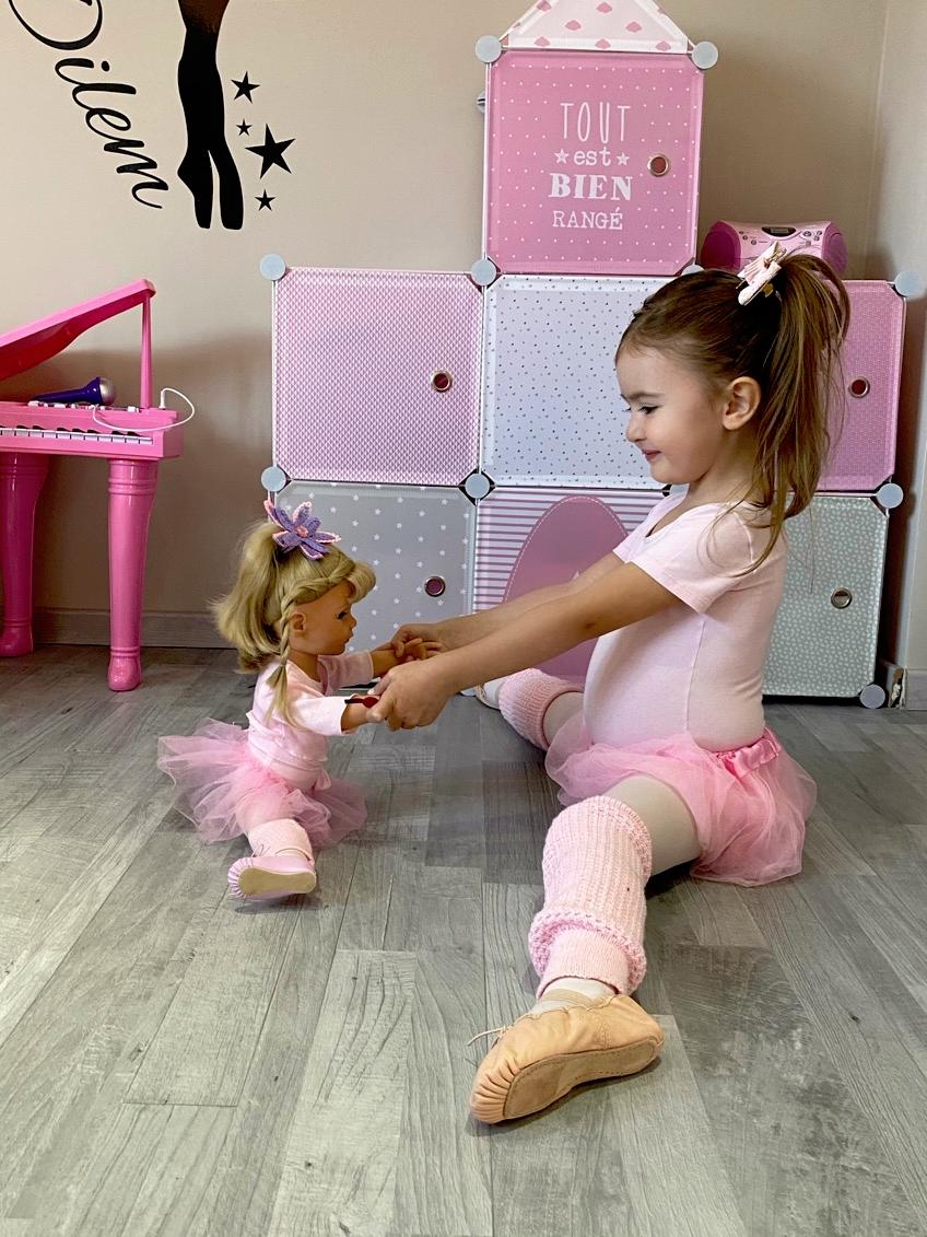 Kind und Stehpuppe Hannah Ballett Goetz Kind und Stehpuppe 50 cm groß mit blonden Haaren und Ballettoutfit machen Spagat